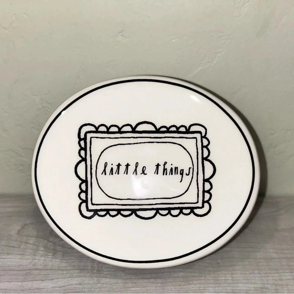 RAE DUNN ARTISAN COLLECTION CERAMIC OVAL KEEPSAKE DISH WITH LID. DESIGNER. NEW! - Picture 2 of 4